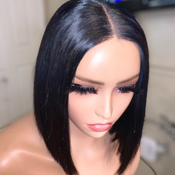 Signature bob wigs 10”long very classic and simple. Middle part lace - Picture 5 of 9
